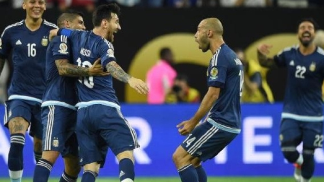 I giocatori argentini festeggiano la trionfale vittoria sugli USA