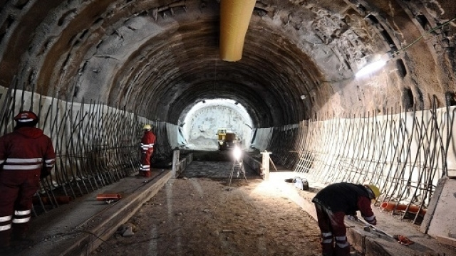 Operai al lavoro nel cantiere della Torino - Lione.