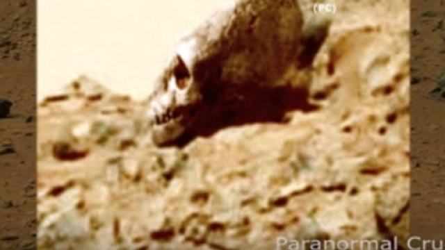 Un frame del teschio allungato dal video youtube