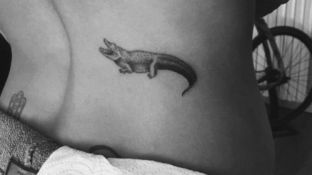 Chiara Biasi esibisce il nuovo tattoo: un coccodrillo