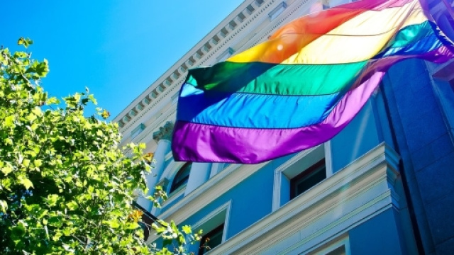 La bandiera arcobaleno, simbolo della rivendicazione dei diritti della comunit&agrave; LGBT