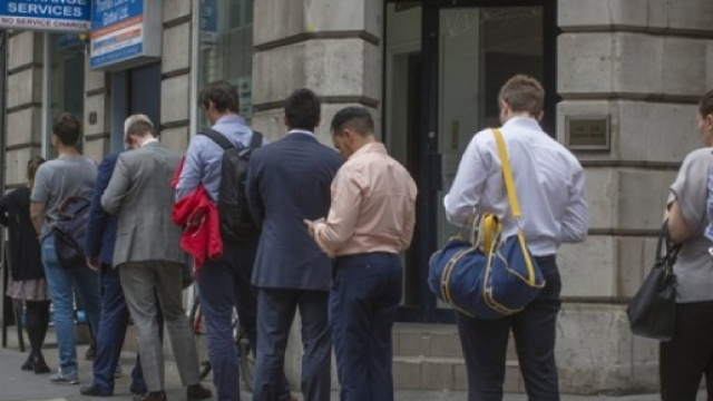 Le file ai bancomat dei cittadini britannici dopo la Brexit.