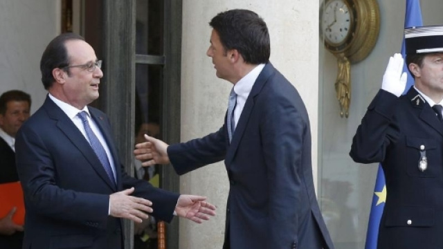 Renzi insieme al Presidente francese Hollande all'Eliseo