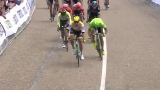 Dylan Groenewegen vince allo sprint