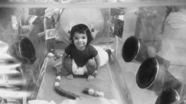 David Vetter (1971) era affetto da l'Ada-scid. Ha vissuto la sua breve vita totalmente isolato. Ora Strimvelis poteva curarlo.