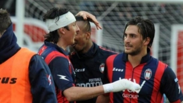 Il difensore e capitano del Crotone, Claiton Dos Santos.