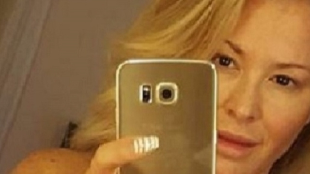 Anastacia, selfie in topless contro il cancro