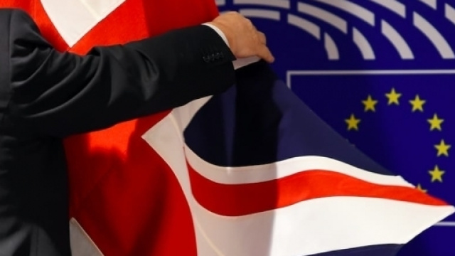 Brexit il giorno dopo: raccolta firme per un secondo referendum, ma molte sono false.