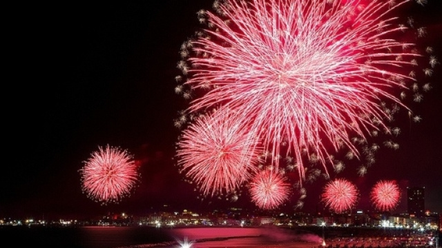 Fuochi d'artificio durante il capodanno dell'estate sulla riviera romagnola.
