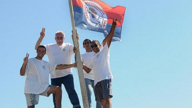 Salvatore "Doddore" Meloni con la bandiera di "Meris".