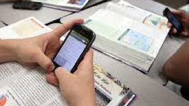 Scuola, smartphone in classe oppure no? Il dibattito