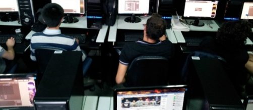 Los jugadores 'profesionales' de HaxBall White Night en sus cibersalas ubicadas en CABA.