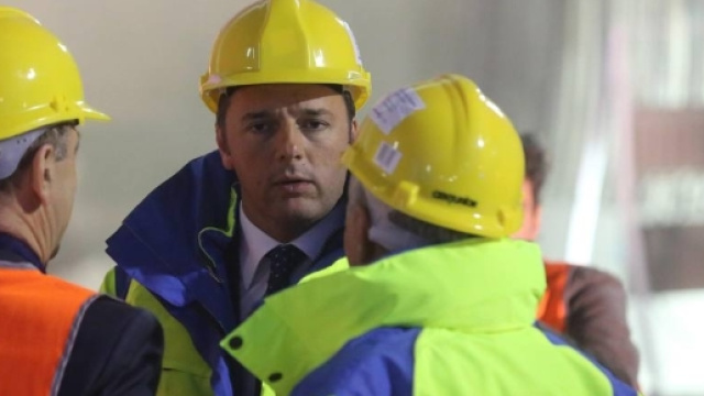 Il Premier Matteo Renzi in visita ad un cantiere.