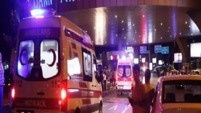 Immagini dell'attentato presso l'aeroporto di Istanbul