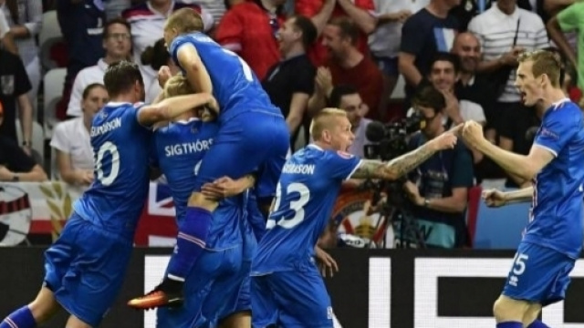 La gioia dei giocatori islandesi dopo la storica vittoria sull'Inghilterra