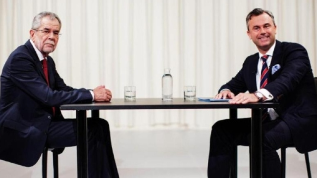 Alexander Van Der Bellen e Norbert Hofer durante un confronto faccia a faccia