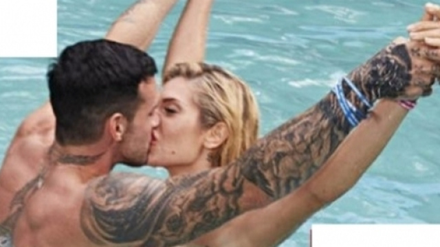 Bacio passionale tra Lucas Peracchi a Paola Caruso