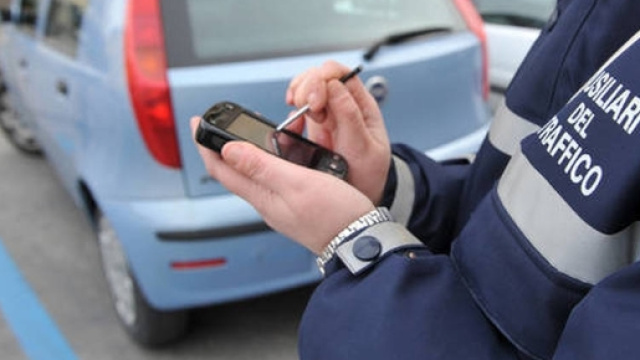 Lasci l'auto in sosta con il finestrino aperto? Rischi la multa