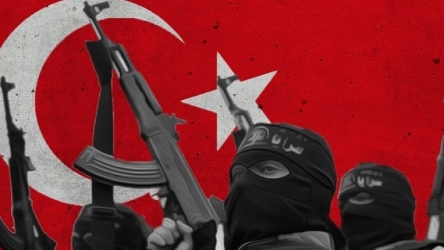 Soldati dell'Isis sullo sfondo della bandiera turca.
