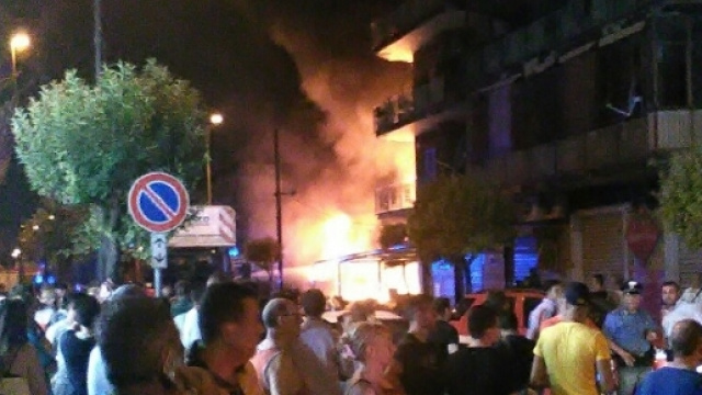 Terribile incendio a Volla (Na)