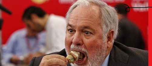 Arias Ca&ntilde;ete en un evento p&uacute;blico.