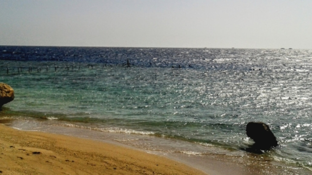 Immagine del mare calmo al tramonto