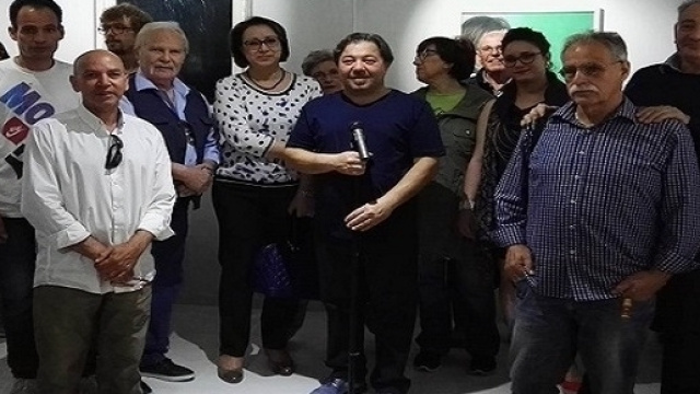 L'esperto d'arte Amedeo Fusco ed alcuni degli artisti che partecipano a 'Esponendo' presso il Centro di Aggregazione Culturale di Ragusa