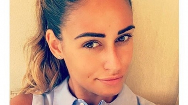 Nella foto la fidanzata di Sturaro il pupazzo portafortuna