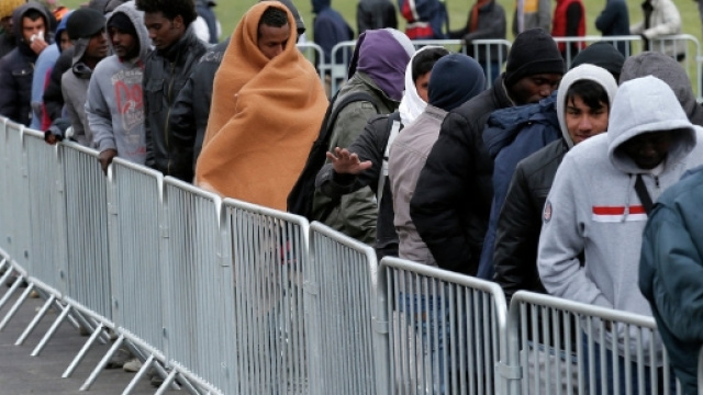 Sardegna, migranti asserragliati in bus rifiutano trasferimento - sputniknews.com
