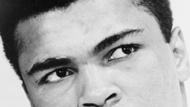 Foto in bianco e nero del pugile Muhammad Al&igrave;