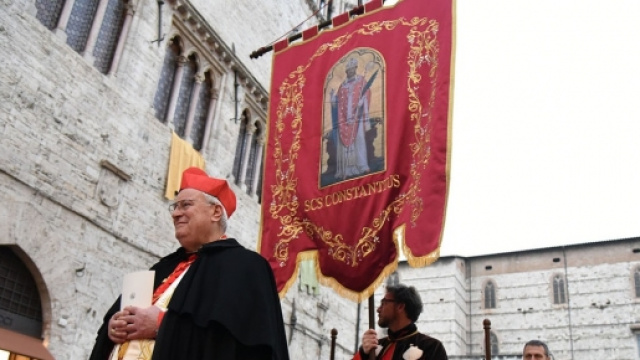 La processione religiosa &egrave; in genere seguita dai fedeli che agganciano il denaro in offerta con i gancetti per il bucato.