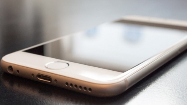 Un telefono cellulare di una nota azienda