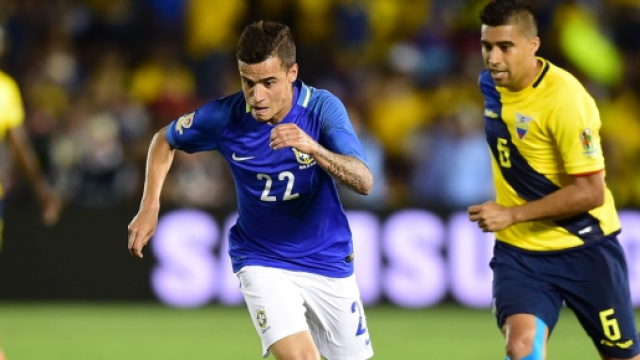 Coutinho prova a farsi largo nella difesa dell'Ecuador, inseguito da Noboa