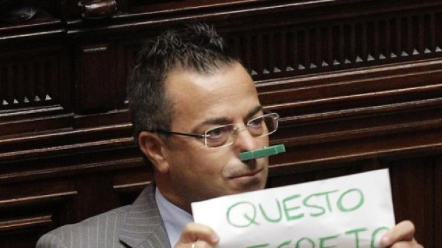 Foto di Gianluca Buonanno durante una seduta in parlamento