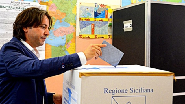 Corrado Figura ripreso mentre vota