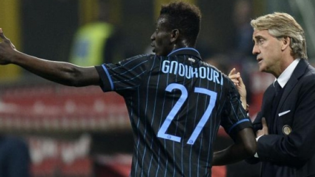 Il giovane Assane Gnoukouri insieme a Roberto Mancini.