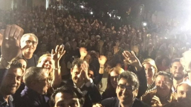 Giuseppe Tanisi in mezzo alla folla festante.