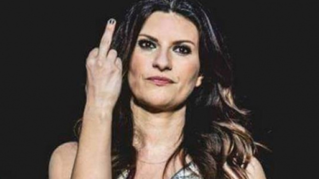 Laura pausini mostra il dito medio.