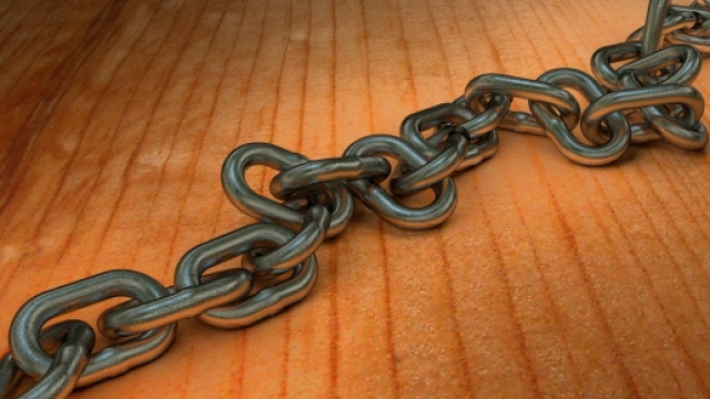 Magrebino aggredisce la moglie a colpi di catena