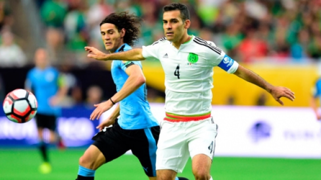 Rafael Marquez, autore del secondo gol messicano, in un contrasto con Cavani