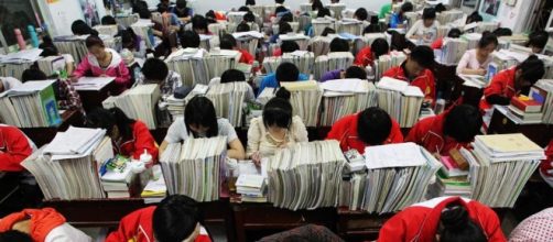 J&oacute;venes prepar&aacute;ndose para el examen m&aacute;s dif&iacute;cil del mundo