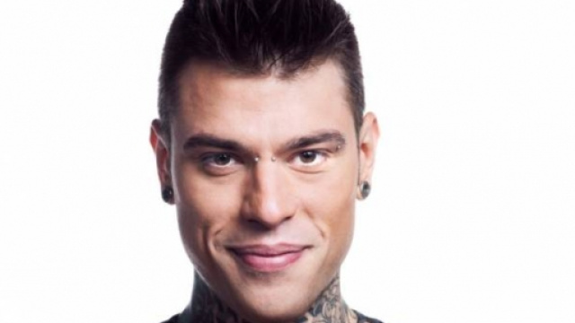 "Fedez sei omosessuale" &egrave; la frase incriminata.