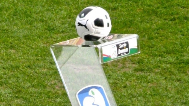 Il pallone del campionato di Serie B