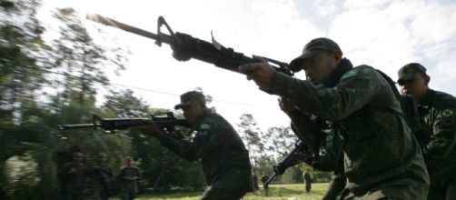 Militares en acci&oacute;n. Public Domain