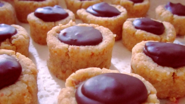 Bicchierini vegani alla nocciola ripieni di cioccolato
