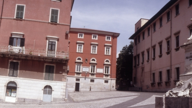 Carrara: cancello cade su due studenti