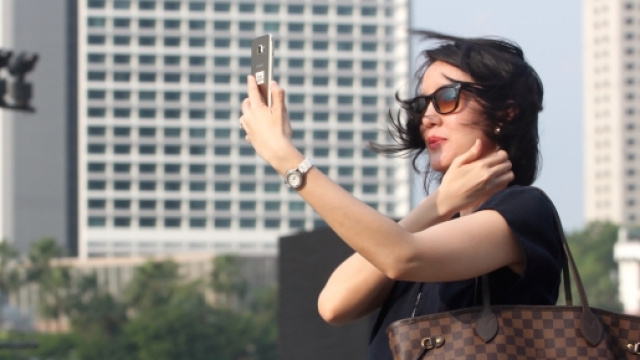 Donna che sta utilizzando uno smartphone