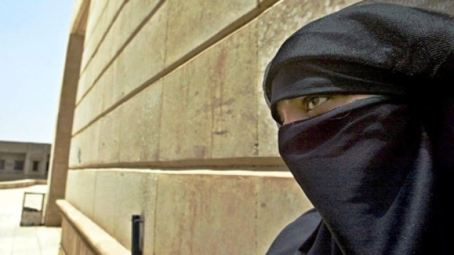 Donna musulmana con il velo integrale.