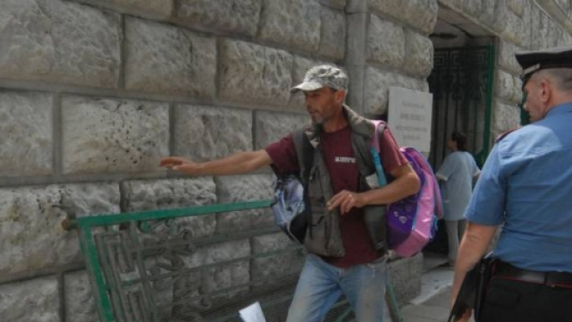 Il cancello della scuola elementare Saffi di Carrara.