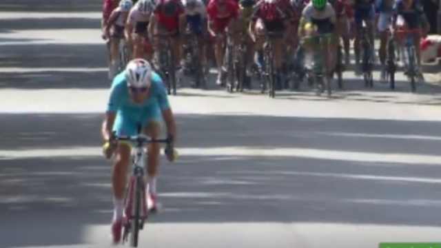 Il gruppo insegue Fabio Aru, ma la vittoria &egrave; per il corridore italiano.